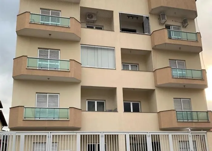 Apto c/2 quartos sendo uma suíte c/ar e 2banheiros