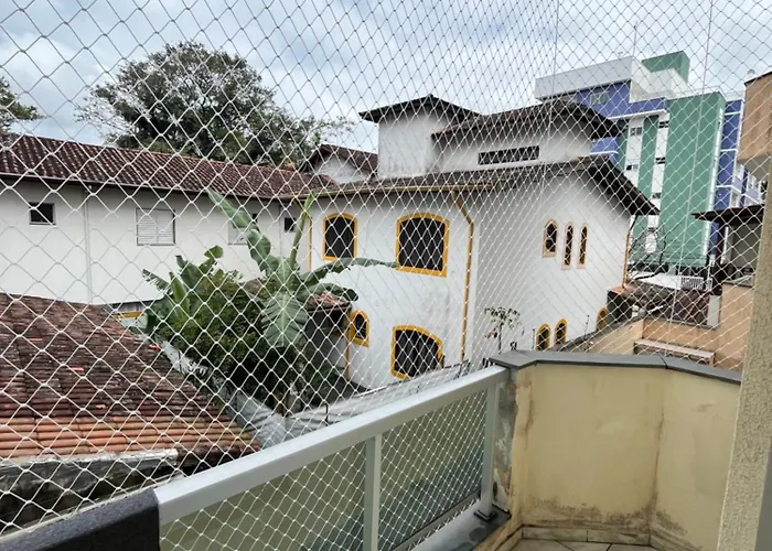 Apto c/2 quartos sendo uma suíte c/ar e 2banheiros